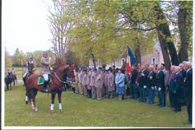 Le colonel salue le drapeau